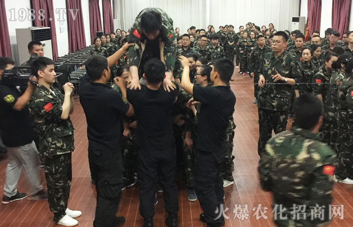 �����X�� ͻ������