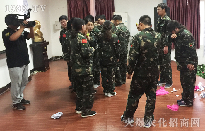 ����ͻ��������ÿһ����ǰ�ж����ի@��