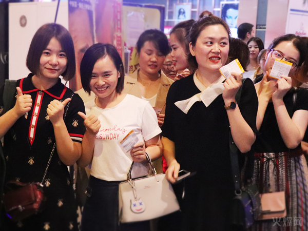 與愛同行,雙喜臨門!火爆網發(fā)放中秋禮品并包場邀請200名員工看電影!