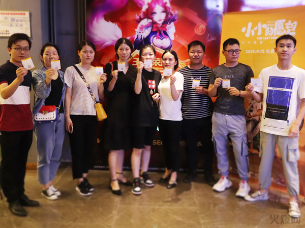 與愛同行,雙喜臨門!火爆網發(fā)放中秋禮品并包場邀請200名員工看電影!