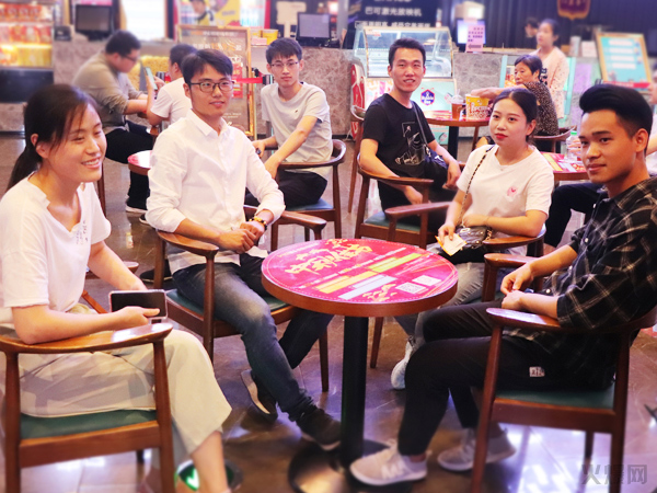 與愛同行,雙喜臨門!火爆網發(fā)放中秋禮品并包場邀請200名員工看電影!