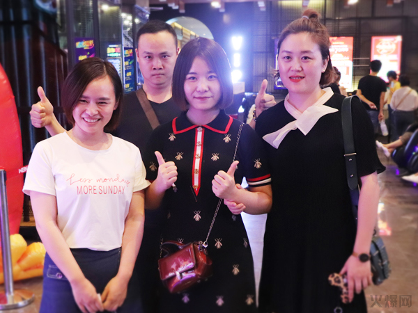 與愛同行,雙喜臨門!火爆網發(fā)放中秋禮品并包場邀請200名員工看電影!