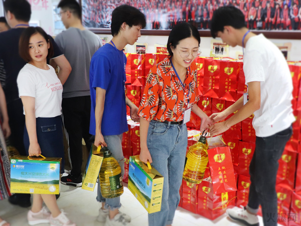 與愛同行,雙喜臨門!火爆網發(fā)放中秋禮品并包場邀請200名員工看電影!