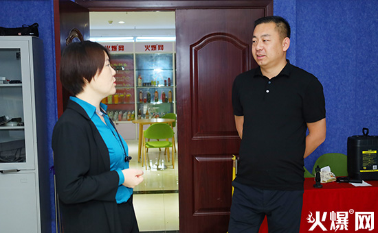 張總在張妍俏的陪同下參觀廠長直播直播間
